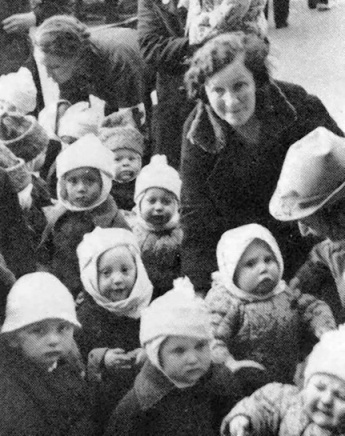 ГОВОРИТЕ, НЕМЦЫ НЕ ХОТЕЛИ ВОЕВАТЬ? А ЭШЕЛОН ДЛЯ ЧЕГО БОМБИЛИ? А СТРЕЛЯЛИ ПО БЕГУЩИМ ДЕТЯМ ЗАЧЕМ?
